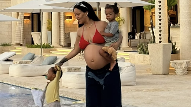 Рианна намекнула на четвертую беременность