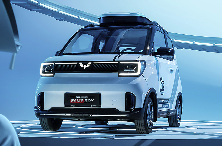 Wuling Hongguang Mini. Весной наиболее доступный и популярный электромобиль Китая обрёл геймерское исполнение GameBoy Edition. Четыре варианта оформления отличаются друг от друга окраской, наружным декором, колёсами и обивкой интерьера. При этом у всех особые фары со светодиодными ДХО, соединённые тонкой полоской