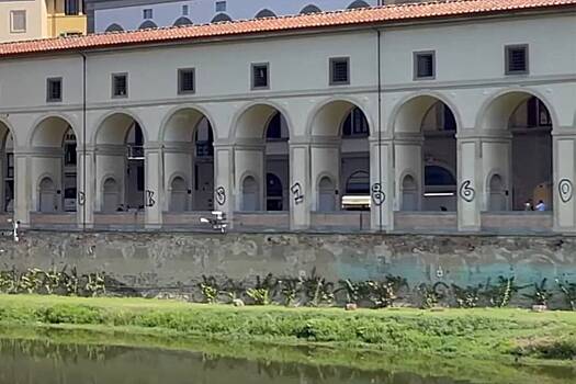 Туристы осквернили 460-летнюю достопримечательность футбольными граффити