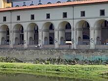 Туристы осквернили 460-летнюю достопримечательность футбольными граффити