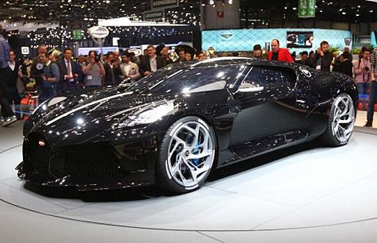 Самый дорогой новый автомобиль Bugatti La Voiture Noire показан в движении