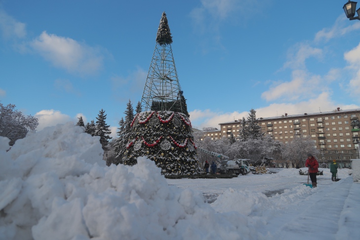 Елку в русском стиле установили перед НОВАТом в Новосибирске