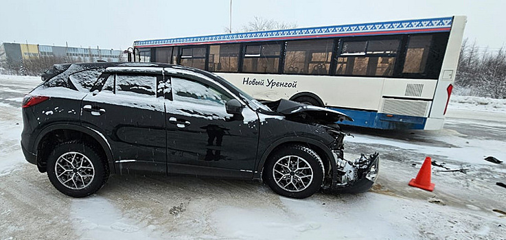На ЯНАО трассе «Сургут — Салехард» пассажир Mazda пострадал в ДТП с автобусом