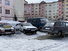 Житель Салехарда устроил кладовку на парковке во дворе дома. ФОТО