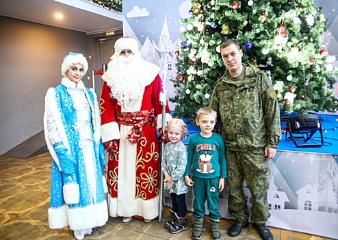 Военнослужащие Тверского соединения ВТА вместе с детьми  посетили новогодний спектакль