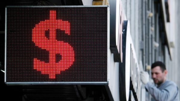 Курс доллара на Московской бирже снизился до 76,61 рубля