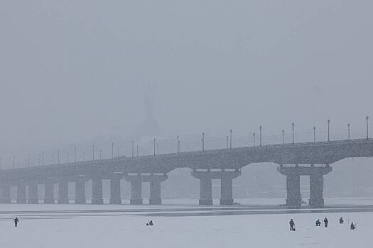 В Киеве «задымился» Днепр