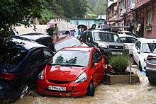 В Сочи ливень в районе Хоста смыл около десятка машин