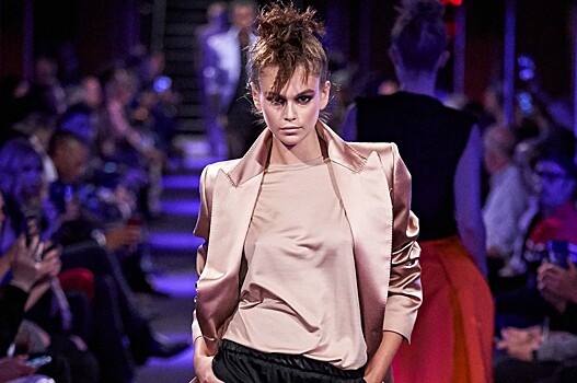 Хадид, Гербер, Акеч и другие модели продефилировали по метро на показе Tom Ford Spring 2020