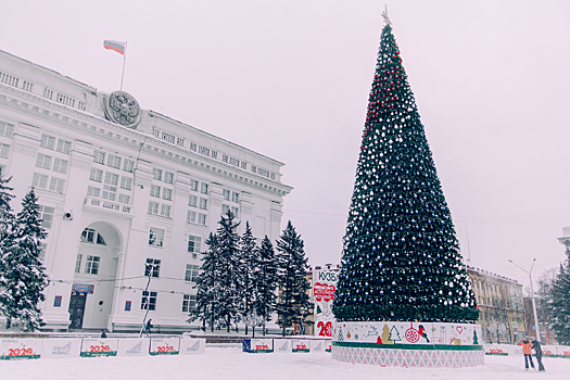 Зиму проводили, а елку забыли: кемеровчане удивлены новогодним убранством центра города
