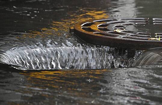 Москвича затянуло в&nbsp;трубу коллектора из-за сильного ливня