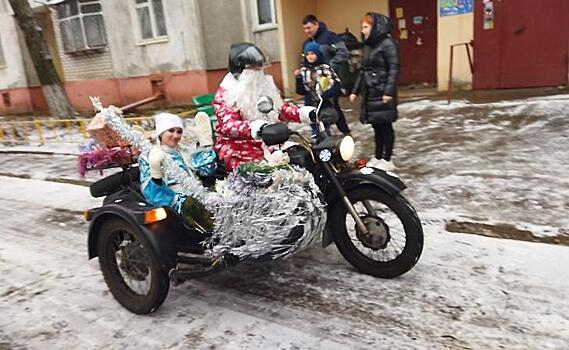 Курян поздравляют Дед Мороз и Снегурочка на мотоцикле