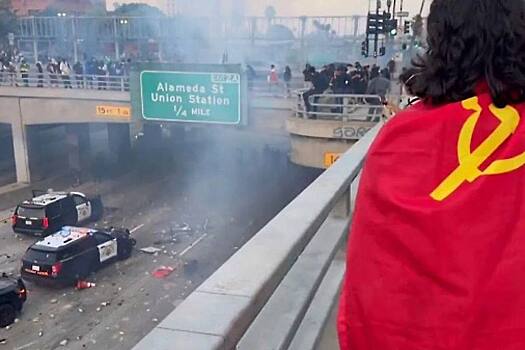 Протестующие в Сан-Франциско вышли на демонстрации, развернув флаги СССР