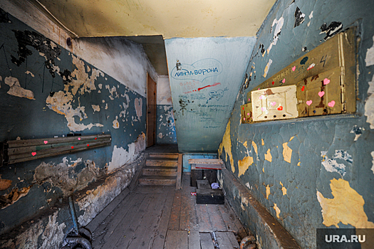 Жители Ханты-Мансийска пять лет не могут добиться ремонта дома. «Мы моем посуду в ванных»