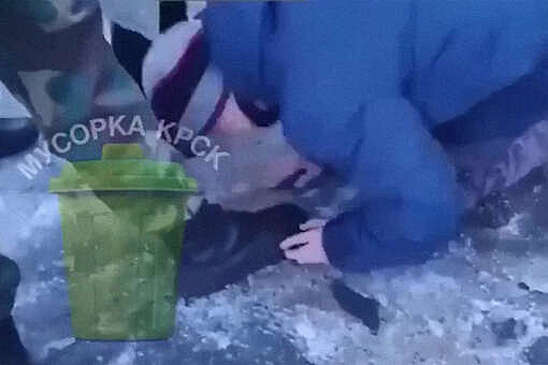 В Красноярске подростки заставили ребенка целовать их обувь и извиняться