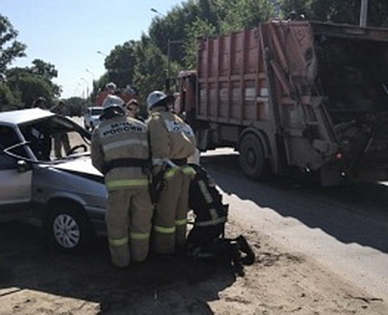 Lada попала под мусоровоз