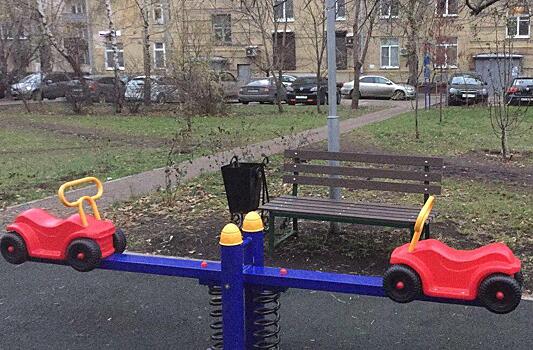 Детские качели привели в порядок в одном из дворов по улице Петра Романова