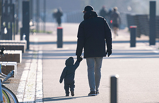 Депутаты Мособлдумы предложили выплачивать пособие отцам-одиночкам