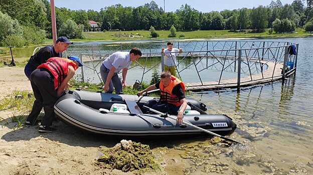 В зареченский пруд запустили вещества для борьбы с водорослями
