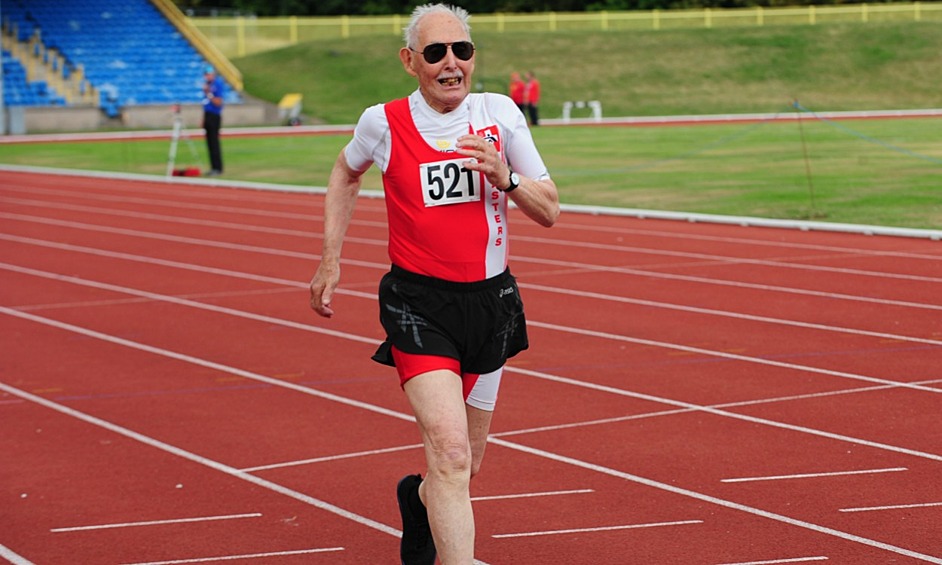 Житель Великобритании Чарльз Югстер, которого на родине прозвали «самый здоровый пенсионер в мире», побил мировой рекорд в беге на 200 метров в помещении в возрастной категории свыше 95 лет