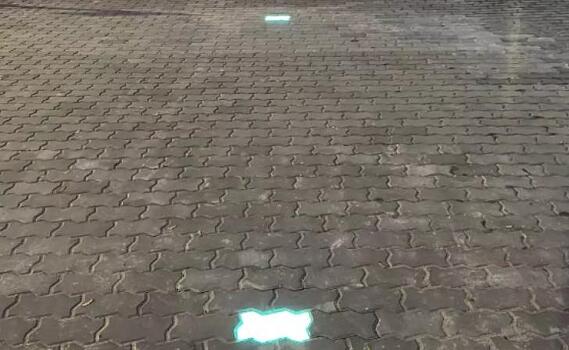 В центре Белгорода на улице появилась светящаяся плитка