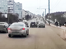 Специально или совпадение? Внедорожник таранит легковушку