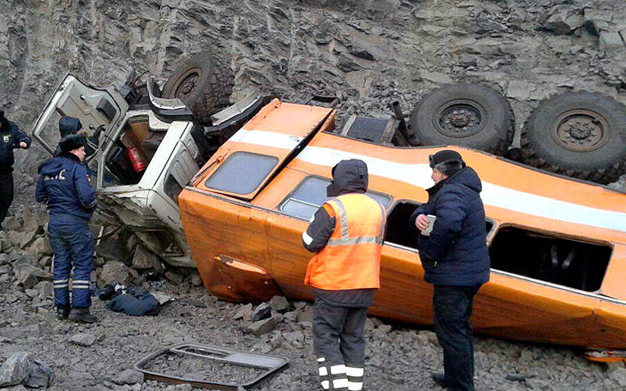 Шесть человек погибли в результате ДТП с "КамАЗом", упавшим с обрыва в Кемеровской области