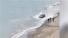 Пьяные туристы на Кубани утопили в море BMW ради красивых снимков