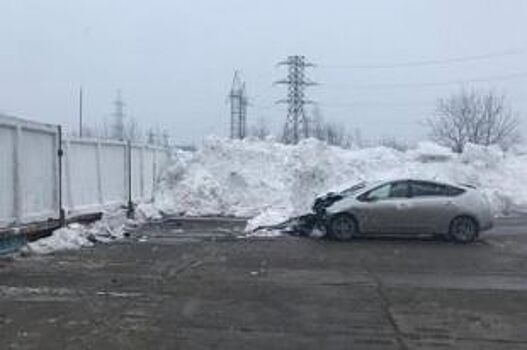 В Сургуте водитель врезался в бетонный забор