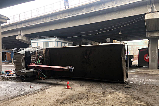 В центре Красноярска с моста упал грузовой автомобиль