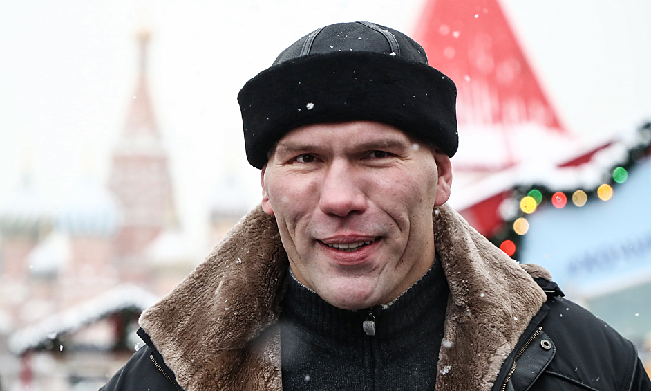 Николай Валуев перед началом гала-матча по хоккею с мячом между сборными командами артистов театра и кино "Комар" и Ассоциации любительского хоккея "А-линия" на ГУМ-катке на Красной площади, 2021 год