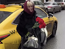 На видео попало, как Алентова выходила из такси за несколько часов до смерти