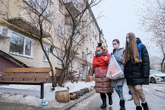 Школьники из Волгограда помогают пенсионерам