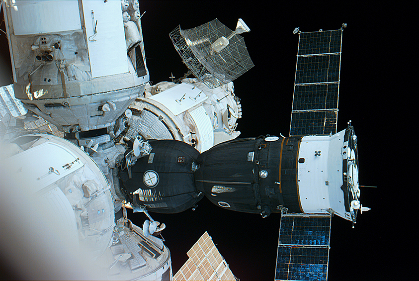 Вид из шаттла Atlantis на пристыкованный к станции «Мир» корабль «Союз TM-24» (сентябрь 1996 года)
