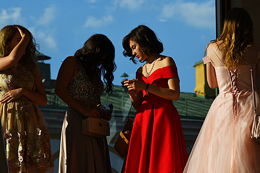 Парикмахер-стилист назвала принципы подбора прически для выпускного