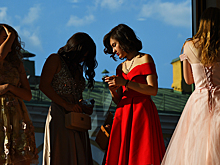 Парикмахер-стилист назвала принципы подбора прически для выпускного