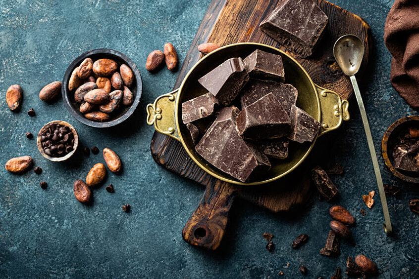 Этот продукт нравится всем, кто любит сладкое. Темный (но не молочный!) шоколад, в котором содержится не менее 75% какао, снизит потребность в глюкозе и поможет удержаться от срывов. 