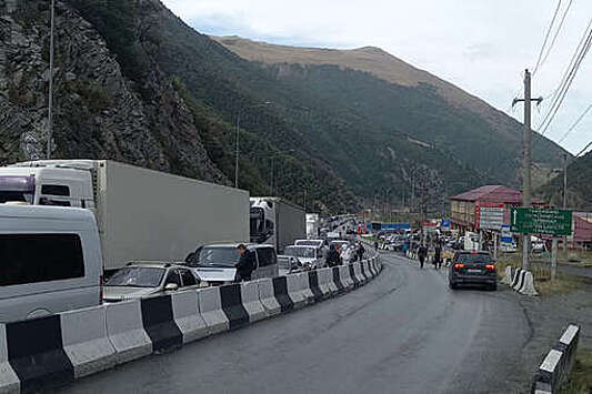 В Северной Осетии откроют парковку для транзитного транспорта на фоне пробок на границе