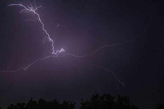 Молния ударила в мужчину на глазах у отца