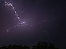 Молния ударила в мужчину на глазах у отца