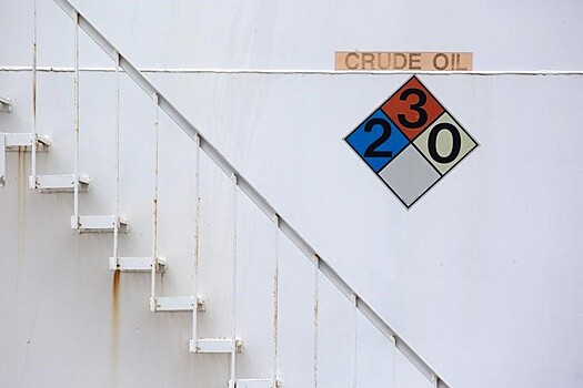 Цены на нефть удержались ниже максимумов за три года