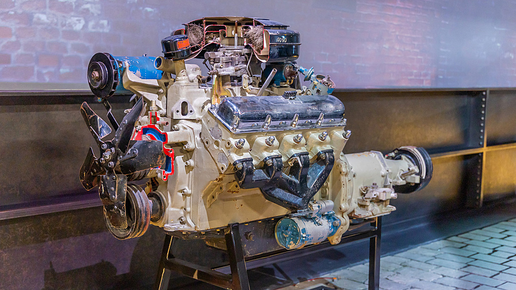 ЗИЛ-111А получил более современный V8 - по сути первый серийный отечественный двигатель такой конфигурации. С изменением конструкции мощность мотора выросла до 200 л.с. Для 1959 года это все равно было немного, тем не менее двух сотен лошадей хватало, чтобы разогнать правительственный лимузин до 170 км/ч  