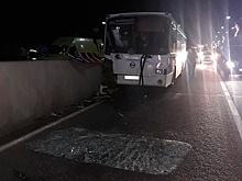 В Адлере рейсовый автобус протаранил бетонный отбойник: кадры с места