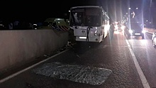 В Адлере рейсовый автобус протаранил бетонный отбойник: кадры с места
