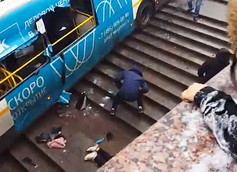 Короткие записи от нескольких секунд до пары минут заставляют плакать, смеяться, пугаться, сопереживать, примерять случившееся на себя, и при этом обладают сильнейшим эффектом присутствия и ощущением правдивости, которые при просмотре фильма — лишь результат допущения и самовнушения. На фото: ситуация с автобусом на Славянском бульваре