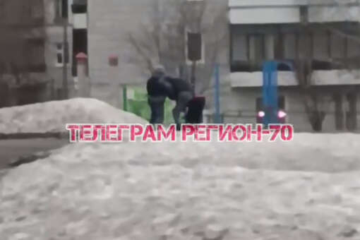 В Томске пьяный мужчина проник на территорию школы и стал бросаться на людей