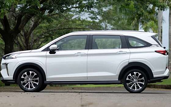 В РФ завезли семиместные компактвэны Toyota Veloz от 2,9 млн рублей