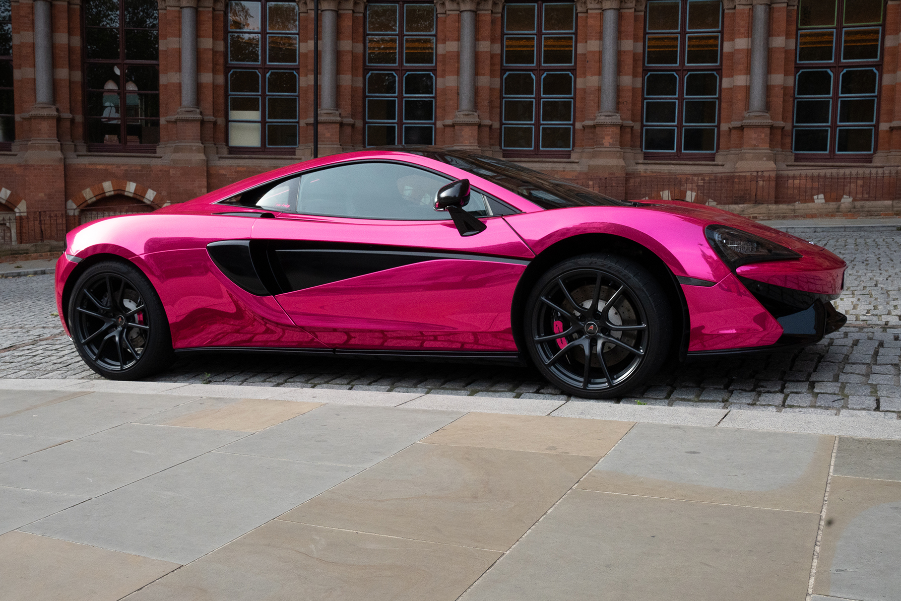 Новости автомира: розовый McLaren два года стоит без движения возле отеля в Лондоне
