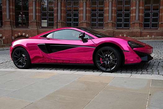 Розовый McLaren два года стоит без движения возле отеля в Лондоне