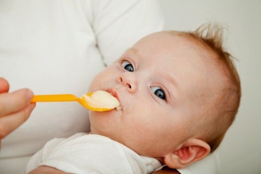 Ученые выяснили, что раннее введение прикорма улучшает сон младенцев